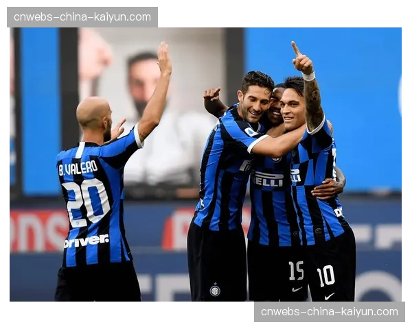 特写瞬间：亚特兰大前锋在三人包夹下护住球权，展现个人抗压能力